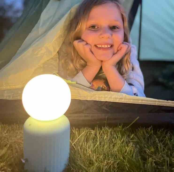 Lampka z ładowarką bezprzewodową, biała / Lund London