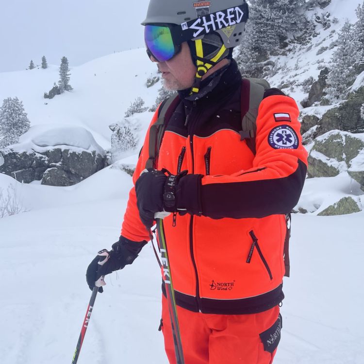 Polar ratowniczy North-Wind PRM-23 FLUO z kapturem oraz kompletem emblematów