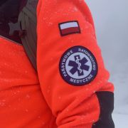 Polar ratowniczy North-Wind PRM-23 FLUO z kapturem oraz kompletem emblematów