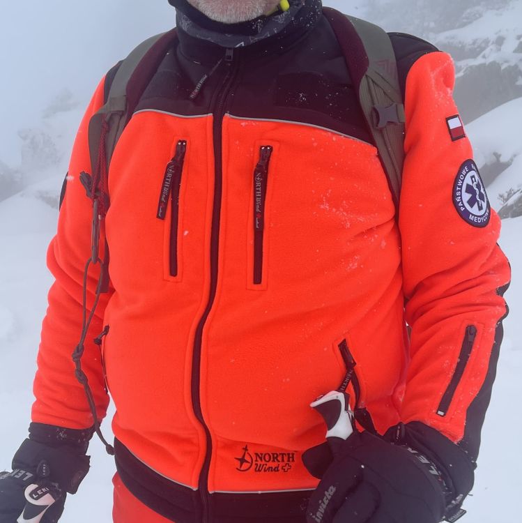Polar ratowniczy North-Wind PRM-23 FLUO z kapturem oraz kompletem emblematów