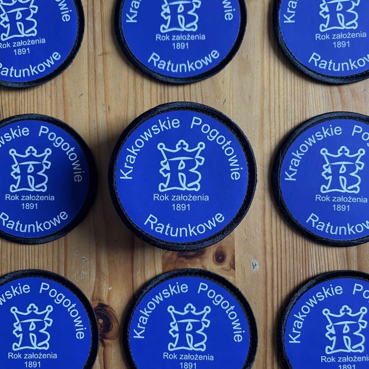 Emblemat personalizowany z dowolnym nadrukiem na rzepie 8,5 cm