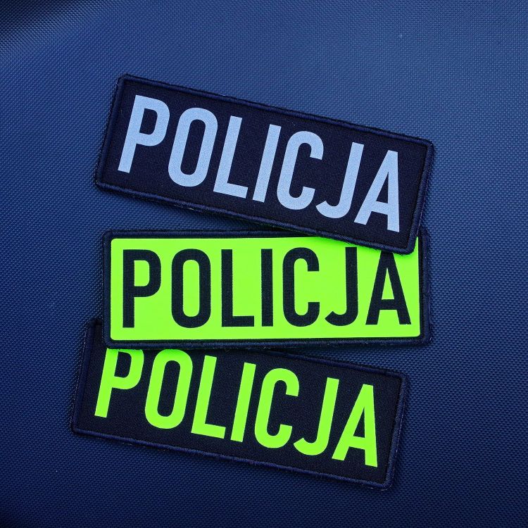 Emblemat dowolny czarny nadruk tło FLUO na COMBAT na rzepie 11 x 4 cm