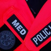 Emblemat dowolny czarny nadruk tło YELLOW  FLUO na COMBAT na rzepie 11 x 4 cm