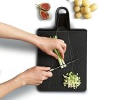 Deska Chop2Pot Plus Regular, czarna / Joseph Joseph