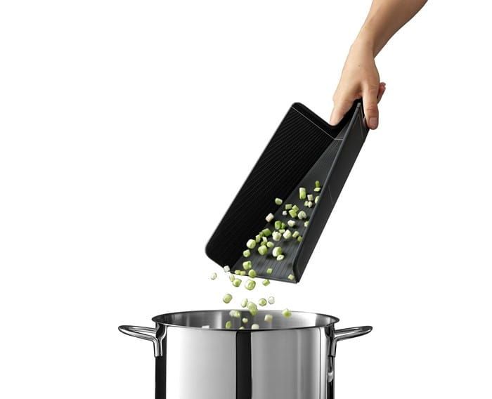 Deska Chop2Pot Plus Regular, czarna / Joseph Joseph