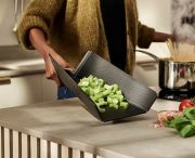 Deska Chop2Pot Plus Regular, czarna / Joseph Joseph
