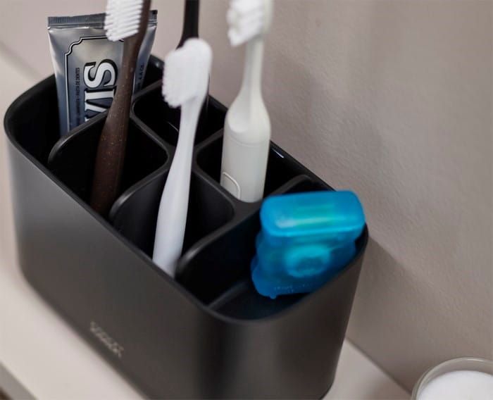 Pojemnik na szczoteczki L czarny  EasyStore / Joseph Joseph