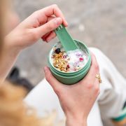 Pojemnik na jogurt 2 w 1 ze sztućcem Amuse - zielony