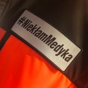 Emblemat Nie kłam Medyka #NiekłamMedyka odblaskowy na rzepie 13 x 5 cm