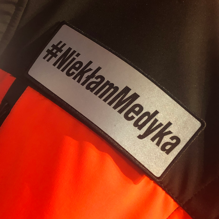 Emblemat Nie kłam Medyka #NiekłamMedyka odblaskowy na rzepie 13 x 5 cm