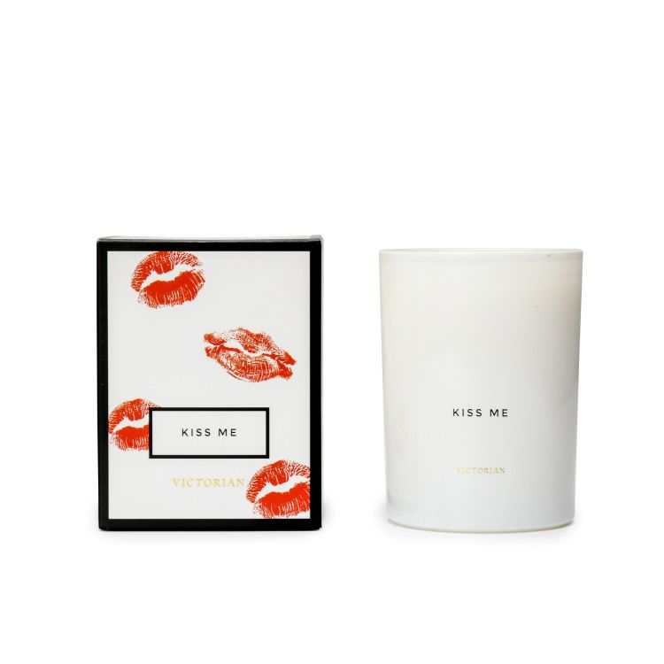 świeca zapachowa Kiss Me: egzotyczne przyprawy i brzoskwinia, do 45 godzin, śred. 8 x 10,5 cm