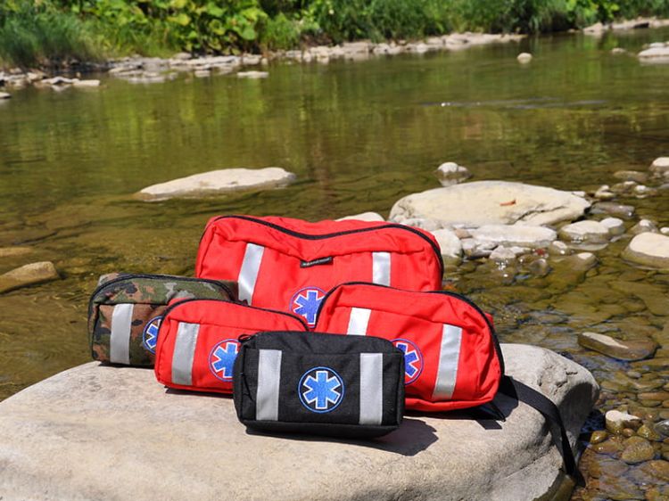 Apteczka osobista z wyposażeniem AOM Cordura odblaskowa - czerwona